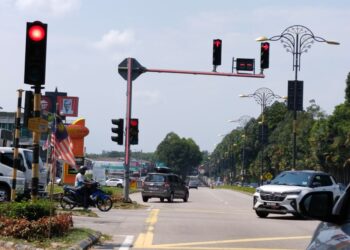 LAMPU isyarat light saber yang dipasang di Jalan Perindustrian Ayer Keroh, Melaka. - UTUSAN/MUHAMMAD SHAHIZAM TAZALI