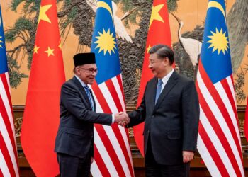 SEMASA lawatan ke Beijing sebelum ini, Anwar Ibrahim berjanji untuk bekerjasama dengan Xi Jinping (kanan) bagi membina kepercayaan antara budaya di seluruh dunia melalui Inisiatif Tamadun Global. – PEJABAT PERDANA MENTERI