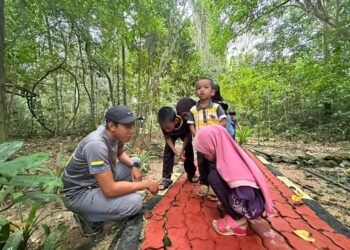 SALAH seorang ahli PNW memberi penerangan berkaitan flora dan fauna di dalam aktiviti interaktif kanak-kanak yang disediakan di Rimba Herba Perlis, semalam.- UTUSAN/SYAMIL ABD RAHMAN