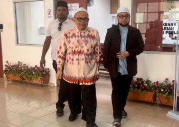 YUSSAINE Yahya (dua dari kanan) berjalan masuk ke kamar perbicaraan di Mahkamah Rendah Syariah Kangar, Perlis bagi menghadapi pertuduhan atas kesalahan menganjurkan ceramah dengan menjemput pendakwah tidak memiliki tauliah daripada Jabatan Mufti negeri. -UTUSAN/ASYRAF MUHAMMAD