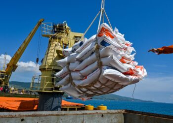 SEJUMLAH beras yang diimport dari Thailand dibawa keluar dari kapal kargo di Pelabuhan Malahayati di Aceh, Indonesia. - AFP