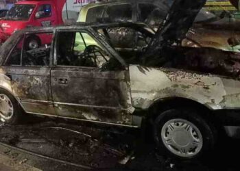 KEADAAN kereta yang terbakar dalam kejadian pagi tadi