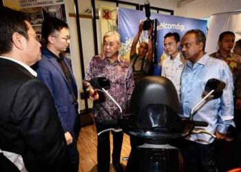 AHMAD Zahid Hamidi diberi penerangan pemain industri dalam bidang TVET semasa lawatan kerja rasmi CENTEX di Santubong, Kuching hari ini