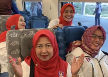 PENUMPANG berswafoto ketika menaiki KCJB dari stesen Halim.-AGENSI