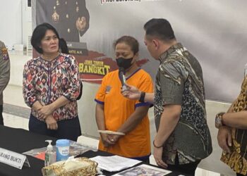 SUSPEK disoal siasat pihak berkuasa ketika sidang media di Surabaya baru-baru ini.-AGENSI
