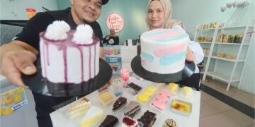 MOHAMAD Rezal Mohamad Khalid dan Sarimah Musa tekad membuka kedai kek walaupun tiada pengalaman dalam bidang perniagaan tersebut. - UTUSAN/SHAIKH AHMAD RAZIF