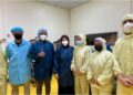 JAZNEEDA Jamil (tengah) bersama tenaga kerja di kilang mereka yang beroperasi di Taman Halal Kedah, Sungai Petani.