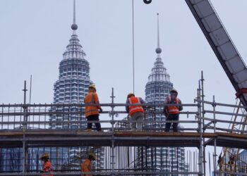 NEGARA akan terus bergantung kepada tenaga kerja warga asing ekoran kadar kelahiran yang rendah dan tidak mampu sediakan tenaga kerja tempatan. – GAMBAR HIASAN/FAUZI BAHARUDIN