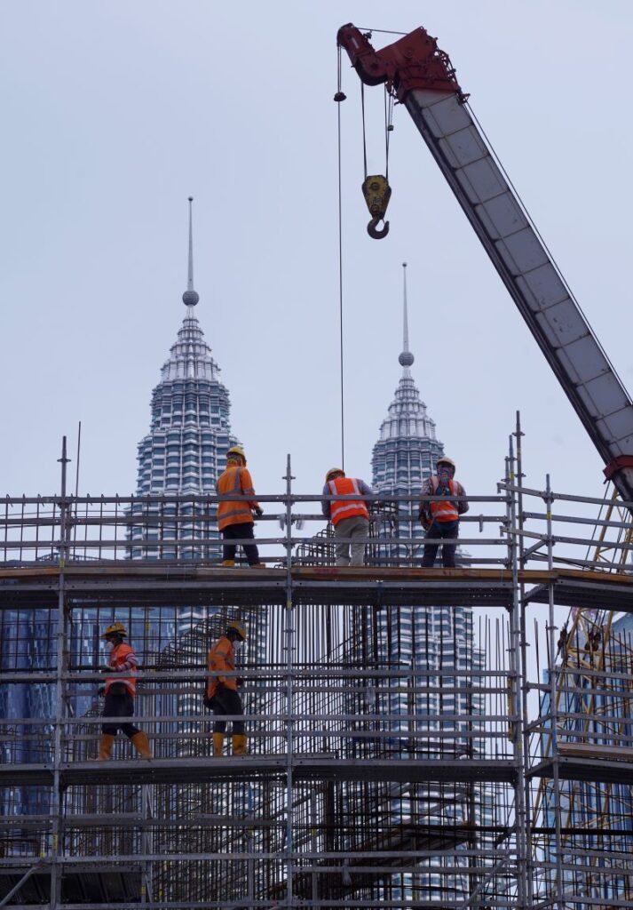 Terus bergantung pada pekerja asing 6