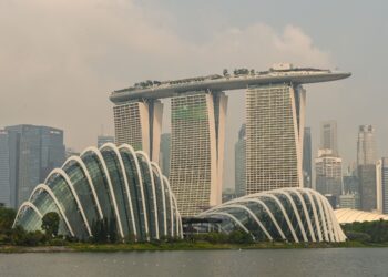 SINGAPURA terkenal sebagai satu daripada hab kewangan utama dunia.-AFP