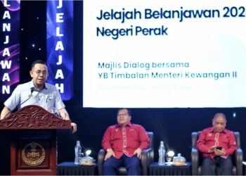 STEVEN  Sim berucap  pada program Jelajah Belanjawan 2024 Negeri Perak di Bangunan Perak Darul Ridzuan, Ipoh hari ini. - UTUSAN/MUHAMAD NAZREEN SYAH MUSTHAFA
