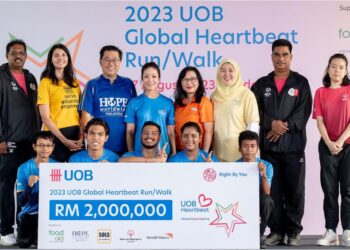 NG WEI WEI (empat kiri) menyerahkan replika cek kutipan dana kepada lima badan amal.