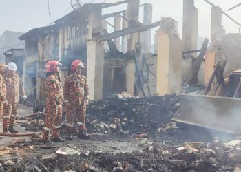 AWANG Hidzel Awang Bujang (dua dari kanan) memantau keadaan lokasi kebakaran membabitkan rumah kedai di Jalan Sungai Emas, Kota Kuala Muda, Sungai Petani, Kedah semalam.