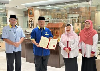 TUANKU Syed Faizuddin Putra Jamalullail (dua dari kiri) selaku Yang Dipertua MAIPs menerima sijil tanpa teguran daripada Ketua Audit Negara bagi penyata kewangan jabatan itu bagi tahun 2022 di Galeri Diraja Arau, Perlis semalam.-UTUSAN