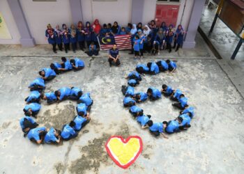 SEKUMPULAN 60 murid dari Program Pendidikan Khas Integrasi (PKKI) pembelajaran Sekolah Tengku Budriah (STB) dibantu 11 guru dan enam pembantu pengurusan murid berkenaan menjayakan pembentukan formasi 66 tahun kemerdekaan negara di STB, Arau, Perlis semalam.-UTUSAN/IZLIZAN OTHMAN