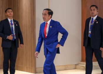 JOKO Widodo memaklumkan beliau akan meneliti cadangan untuk melanjutkan usia persaraan Panglima TNI. - AFP