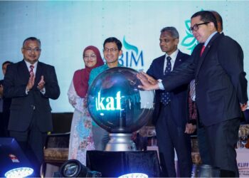 SHAIK Abdul Rasheed Abdul Ghaffour (dua kanan) melakukan gimik Perasmian Forum Kewangan Islam Kuala Lumpur ke-18 (KLIFF 2023) di Hotel Royale Chulan Kuala Lumpur. UTUSAN/FARIZ RUSADIO