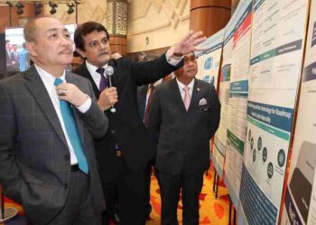 HAJIJI Noor mendengar taklimat daripada Ketua Pegawai Eksekutif ST Sabah, Datuk Ir Abdul Nasser Wahid (dua kiri) sempena pelancaran SE-RAMP 2040 di Kota Kinabalu