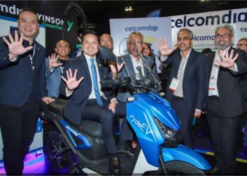 IDHAM Nawawi (tiga, kanan) dan Ketua Pegawai Eksekutif Kumpulan Yinson Holdings, Lim Chern Yuan (kiri) di MITEC Kuala Lumpur. - UTUSAN/ISKANDAR ISHAK.