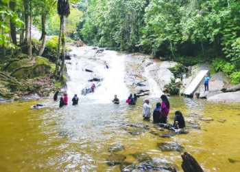 PENGUNJUNG beriadah di kawasan Air Terjun Lata Kinjang, Tapah, Perak. – UTUSAN/AIN SAFRE BIDIN