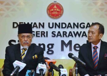 ASFIA Awang Nassar (kiri) bercakap dalam sidang media berhubung kekosongan DUN Jepak di Kompleks DUN Sarawak di Kuching