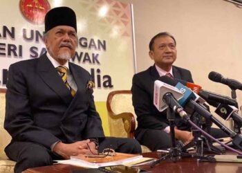 ASFIA Awang Nassar (kiri) menggulas kepada media berhubung status susun atur kedudukan kerusi bagi parti pembangkang PSB dalam persidangan DUN Sarawak akan datang.