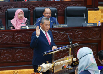 AMINUDDIN Harun mengetuai atur cara angkat sumpah ADUN-ADUN Negeri Sembilan yang diadakan pada Persidangan Pertama (Khas) Penggal Pertama DUN Negeri Sembilan Yang Ke-15 pagi tadi.