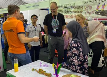 MARCO Neelsen (tengah) melawat gerai pameran oleh PKS sempena Hari Keluarga Pelabuhan Tanjung Pelepas 2023.