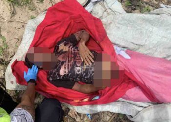 MAYAT mangsa dibaham buaya ditemukan di tepi laut Kampung Tanjung Batu, Lahad Datu hari ini.-IHSAN PDRM