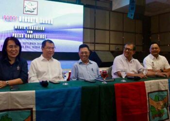 JOACHIM Gunsalam (tengah) bersama AMT PBS yang lain semasa sidang akhbar sempena Kongres PBS ke-38, di Kota Kinabalu hari ini