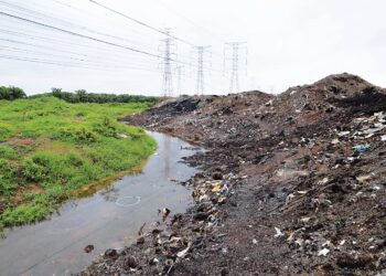 TIMBUNAN sisa industri dibuang secara haram sehingga mencemarkan anak sungai yang mengalir ke Sungai Serdang kira-kira tujuh kilometer dari muaranya di Sungai Kapar, Klang, Selangor. –  UTUSAN/SADDAM YUSOFF