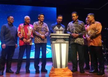 STEPHEN Rundi (tiga dari kanan) merasmikan Mesyuarat Agung Tahunan Ke-38 PPNS tahun 2023, hari ini.