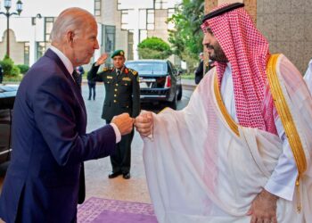 PUTERA Mohammed (kanan) bertemu Joe Biden di Istana Al-Salam di pelabuhan Laut Merah Jeddah tahun lalu.-AFP