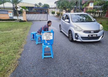 SEORANG kakitangan Pusat Operasi Lembaga Pemasaran Pertanian Persekutuan (FAMA) di Bakar Arang Kedah di sisi  pemakluman tiada jualan beras putih tempatan kerana kehabisan stok.