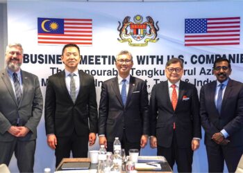 TENGKU ZAFRUL Tengku Abdul Aziz bertemu syarikat pengimport dan pengedar perabot Amerika Syarikat di New York, yang berhasrat meningkatkan import perabot Malaysia.