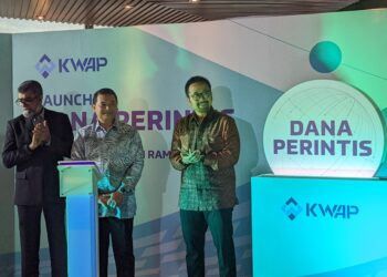 RAFIZI Ramli disaksikan Hazman Hilmi Sallahuddin (kanan) melancarkan Dana Perintis oleh Kumpulan Wang Persaraan (Diperbadankan) (KWAP) di Auditorium KWAP, Kuala Lumpur, semalam.