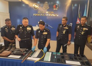 KHAW Kok Chin dalam sidang akhbar mengenai tangkapan 14 suspek yang dipercayai terlibat dalam kes culik dan mendera seorang wanita Indonesia di IPK Pulau Pinang, George Town hari ini.