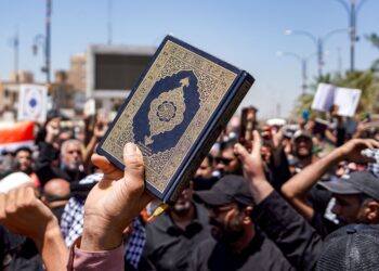 ORANG ramai menyertai protes membantah pembakaran al-Quran di Sweden di Kufa, Iraq pada Julai lalu. - AFP