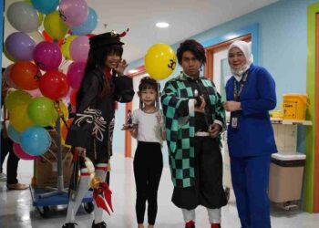 WATAK daripada anime popular seperti Demon Slayer dan Genshin Impact dibawakan khas untuk menceriakan pesakit khususnya kanak-kanak di Hospital Pakar KPJ Puteri, Johor Bahru.