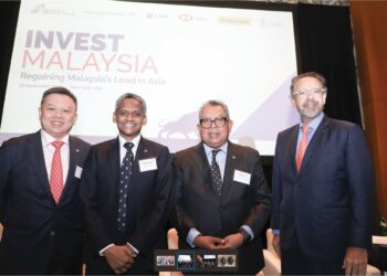AWANG Adek Hussin (dua kanan) bersama Gabenor Bank Negara Malaysia, Datuk Abdul Rasheed Ghaffour (dua kiri) dan Ketua Pegawai Eksekutif Bursa Malaysia, Datuk Muhamad Umar Swift  (kanan) pada program Invest Malaysia di New York, semalam.