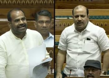 RAMESH Bidhuri (kiri) melemparkan kata-kata menghina terhadap Kunwar Danish Ali dalam Parlimen di India. - AGENSI