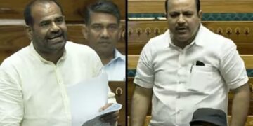 RAMESH Bidhuri (kiri) melemparkan kata-kata menghina terhadap Kunwar Danish Ali dalam Parlimen di India. - AGENSI