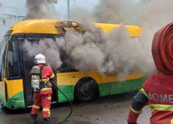 BAS yang terbakar secara tiba tiba semasa diletakkan di tempat letak kenderaan di Jalan Ibrahim , Segamat pagi tadi/ -UTUSAN/FARAWAHIDA AHMAD