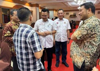 Mohd. Hairi (tengah) menyantuni delegasi usahawan dari Batam dalam satu mesyuarat jalinan kerjasama antara usahawan Johor dan Batam.