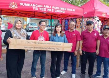 TEO Nie Ching menyampaikan khemah kepada Persatuan Penjaja dan Peniaga kecil daerah Kulai di Pasar Tani Jalan Merbau, Bandar Putra, Kulai