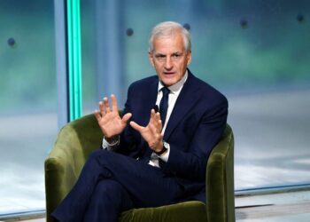 SEORANG pelajar Malaysia ditahan selepas kenderaannya berada berhampiran pejabat Perdana Menteri Norway, Jonas Gahr dengan isyarat elektronik luar biasa. - AFP