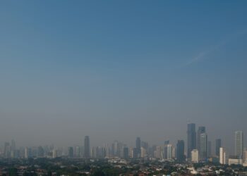 KUALITI udara di Jakarta semakin baik, namun masih berada dalam tahap bahaya. - AFP