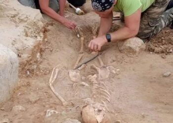 AHLI arkeologi melihat rangka kanak-kanak yang didakwa puntianak di perkampungan Pien di Poland.-AGENSI