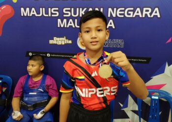 MUHAMMAD Ilham Hakim Samsur menunjukkan pingat emas dimenangi bagi kategori 40kg apabila memperbaharui rekod di Kejohanan Bakat Kebangsaan Sukan Angkat Berat Melaka Siri 2/2023 di Melaka Mall. - UTUSAN/AMRAN MULUP
