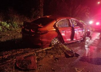 KEADAAN kereta Honda City yang terbabas sebelum terjunam ke dalam longkang hingga mengorbankan seorang mangsa serta mencederakan dua yang lain dalam kejadian di Bukit Mertajam, Pulau Pinang awal pagi tadi. - Pic: IHSAN JBPM PULAU PINANG